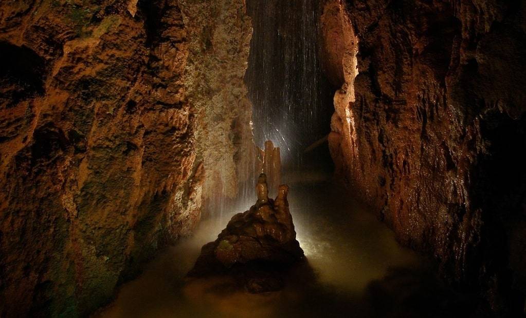 Les trésors cachés à découvrir lors d'une visite de grotte en Ardèche